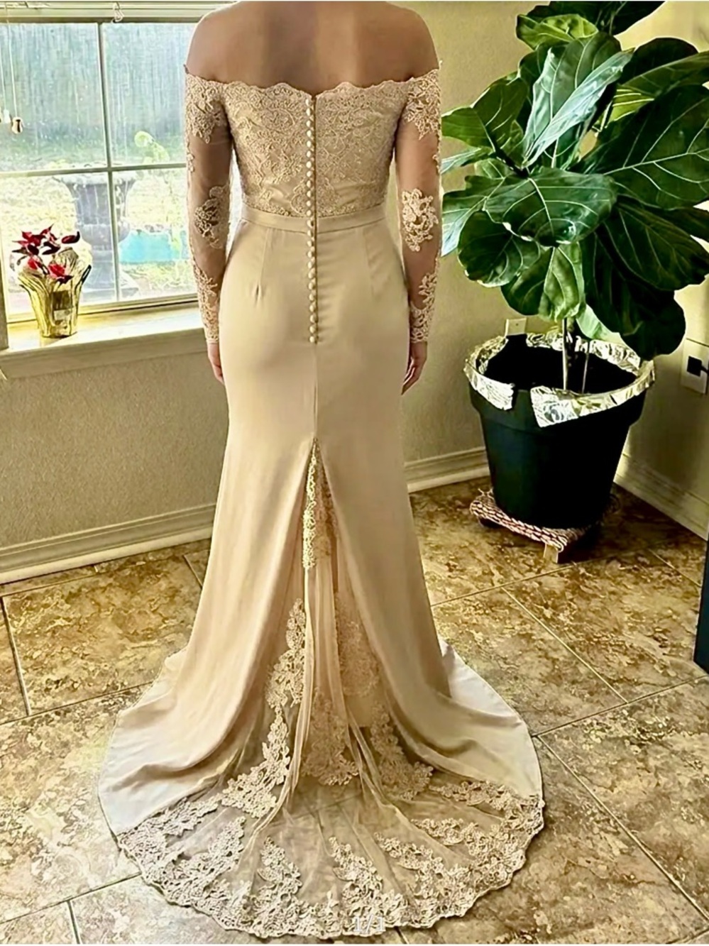 Elegant Off-Shoulder Lace Mermaid Dress in Ivory